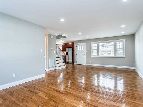 3rd image of 25 Leeds St