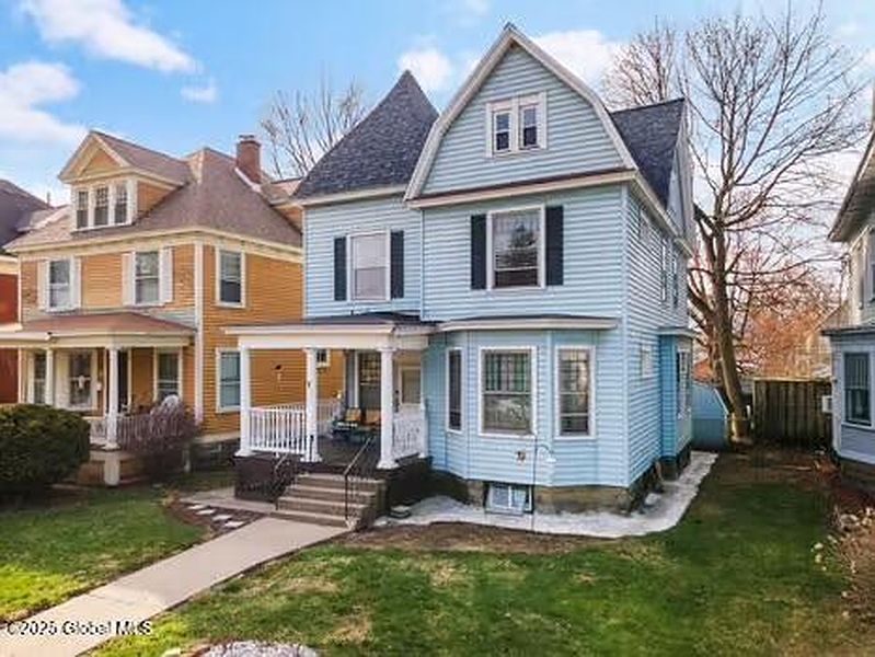 2nd image of 1039 Parkwood Boulevard