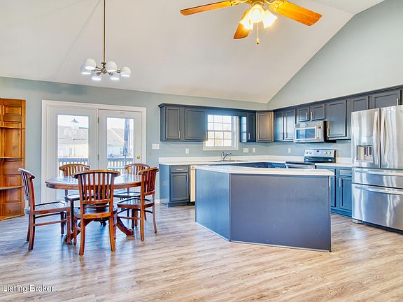 5th image of 3227 Squire Cir