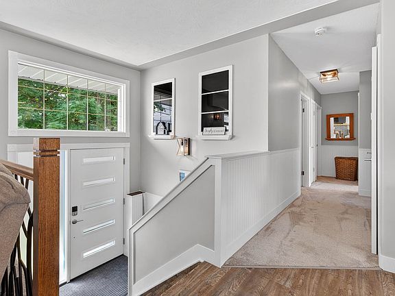 3rd image of 932 Renfrew Ave