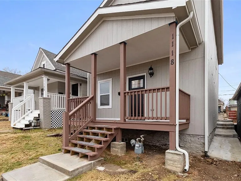 1118 Splitlog Ave — Photo 1