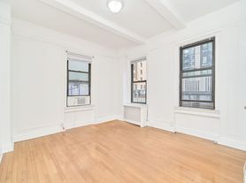 135 E 50th St