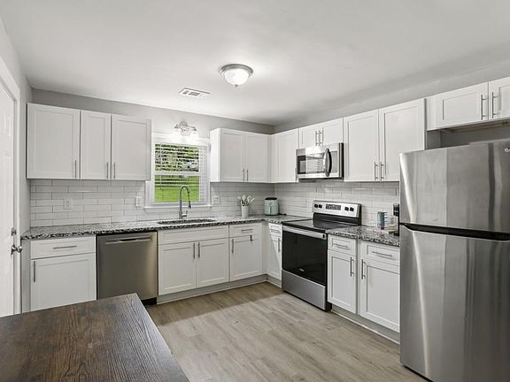 3rd image of 2889 White Oak Dr
