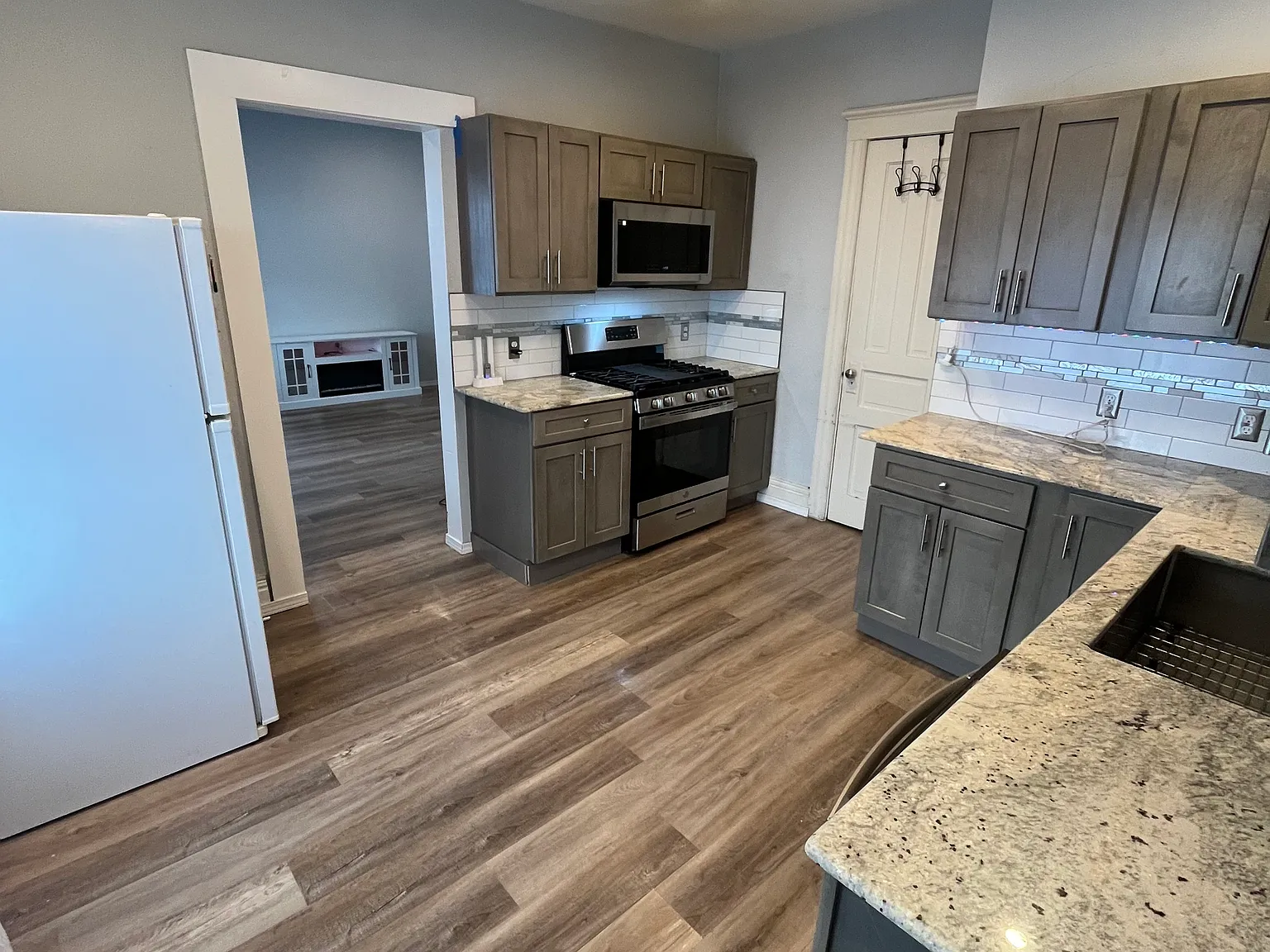 3 bed, $1,400 — Photo 2