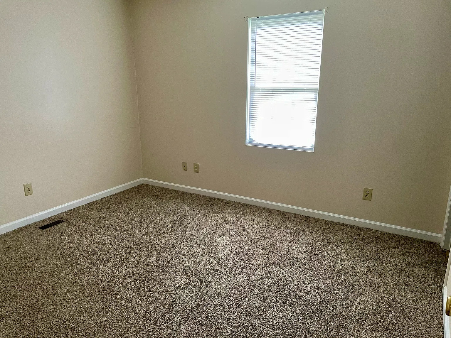 2 bed, 1000 sqft, $950 — Photo 4