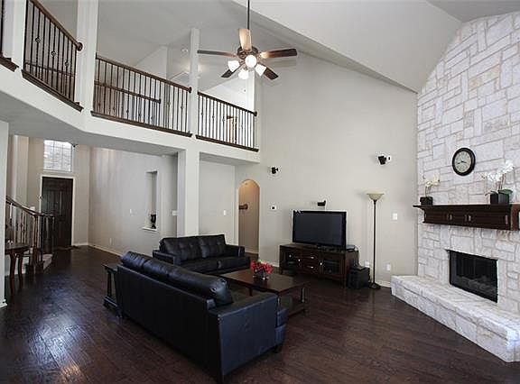 2nd image of 820 Texana Dr