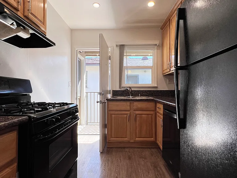 3365 1/2 Mentone Ave #3365-1/2 — Photo 8