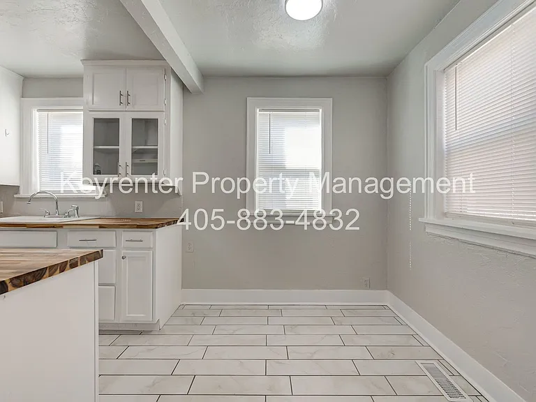 N Gatewood Ave Duplex — Photo 48