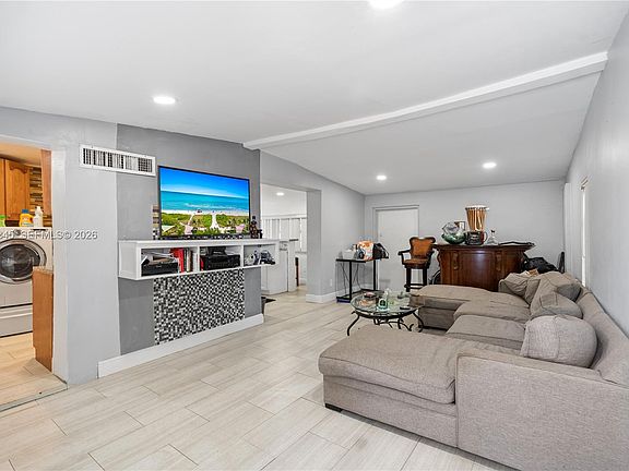 4th image of 4520 SW 38th St