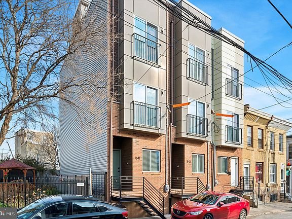 2nd image of 1841 E Oakdale St