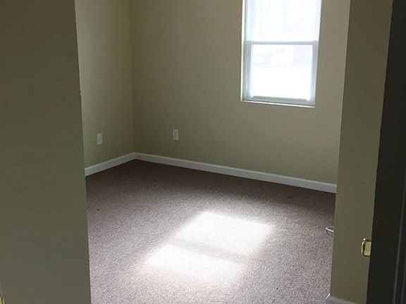 4th image of 504 E Grand Ave