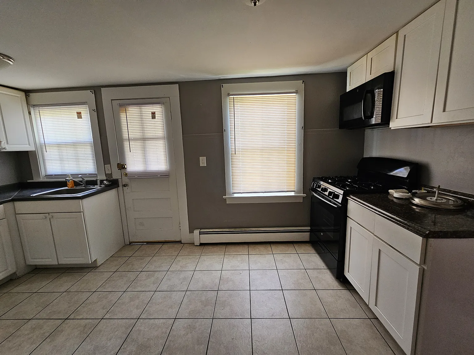 4 bed, $2,700 — Photo 4