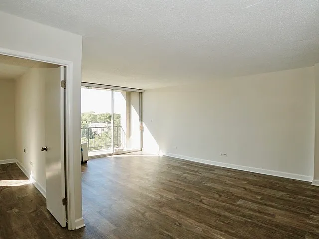 1043 S York Rd #507 — Photo 5