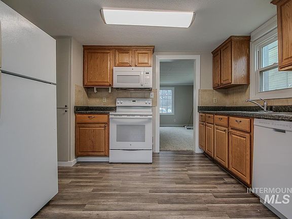 4th image of 624 Fern St