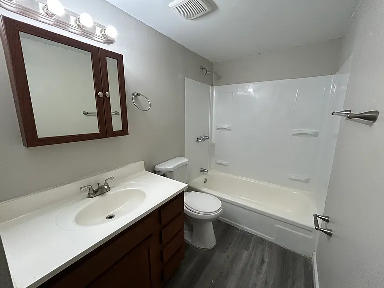 Emberwood Apartments — Photo 8
