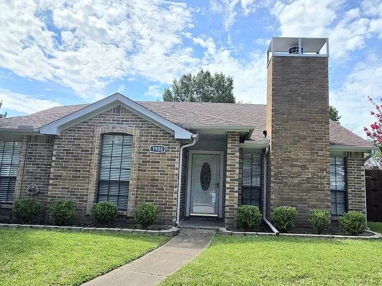 1906 Village Creek Dr — Photo 1