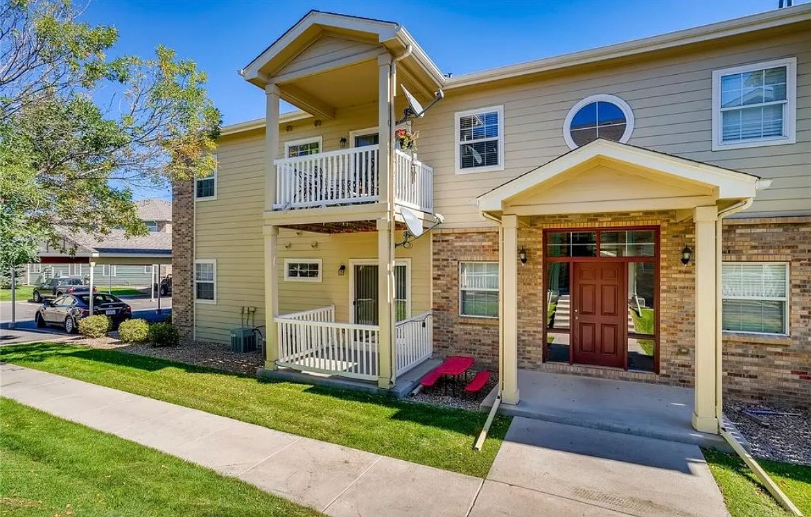 2 bed, 936 sqft, $2,099 — Photo 1