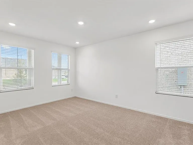 363 Avre Loop — Photo 17