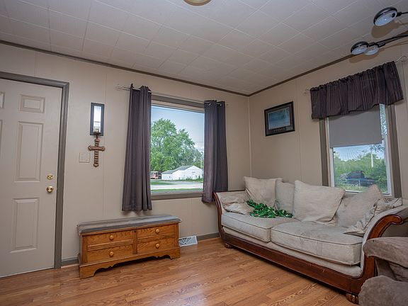 4th image of 831 Mattis Ave