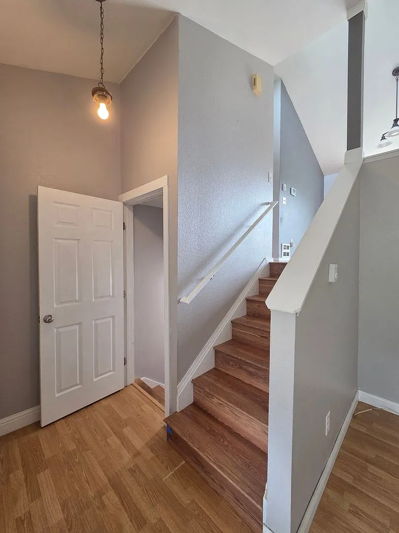 Port Orchard Split Level for Rent. Bonus Room & Huge Fenced Yard! Available Now! — Photo 4