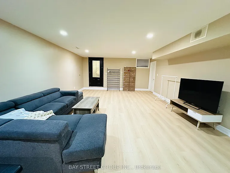 118 Fairglen Ave — Photo 7