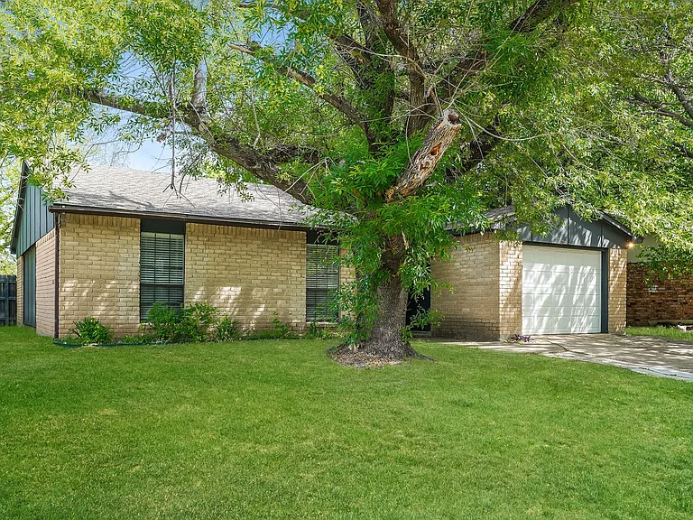 918 Clark Trl — Photo 3