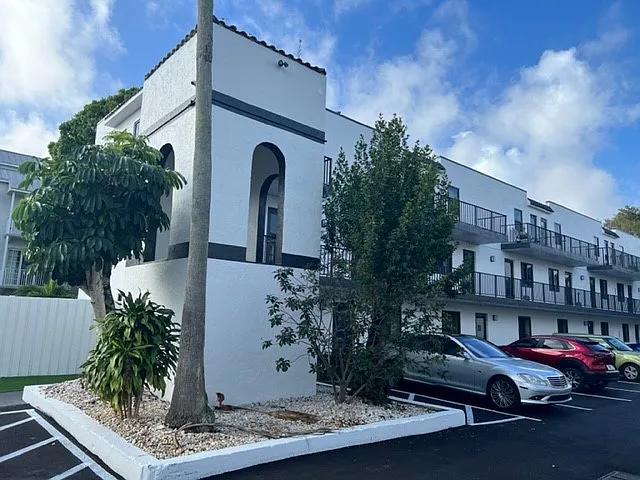 2705 NE 9th Ave — Photo 30