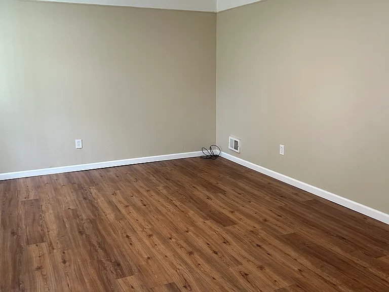 25640 Yale St — Photo 2