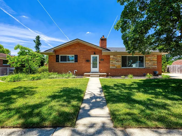 8943 Roslyn St, Livonia, MI 48150
