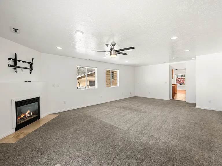 609 E Wilmington Ave — Photo 16