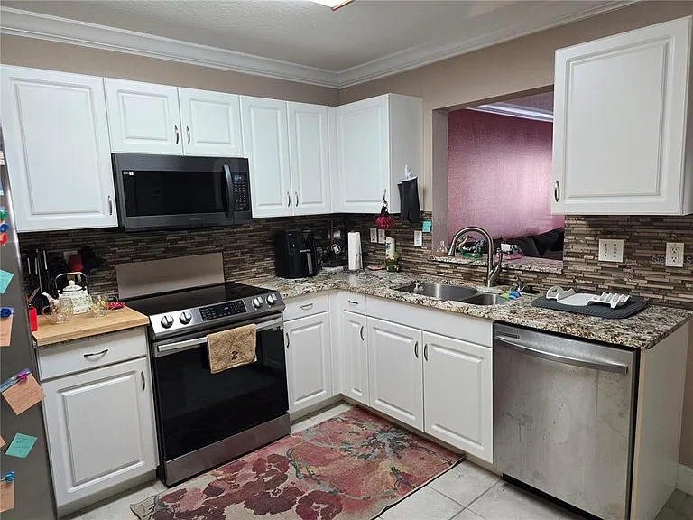 2636 SW 35th Pl #9 — Photo 8