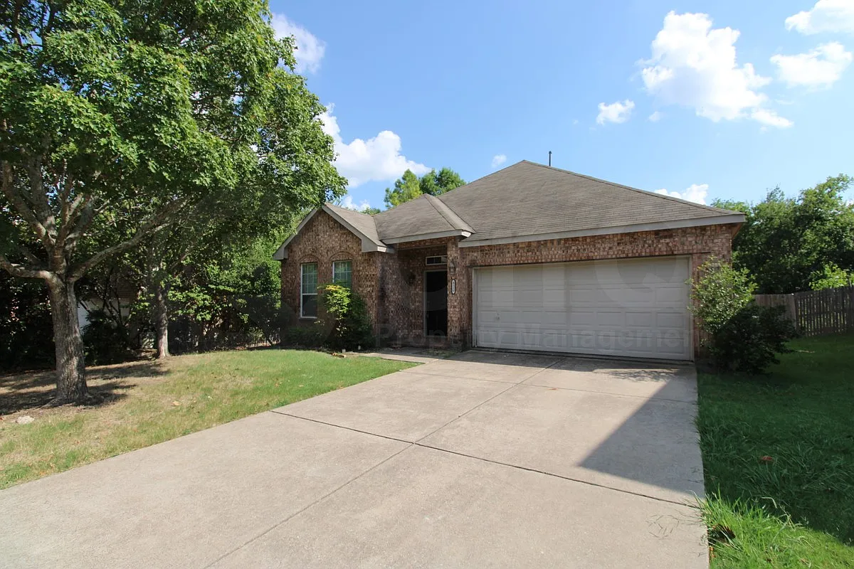 3 bed, 2.0 bath, 2186 sqft, $2,350 — Photo 2