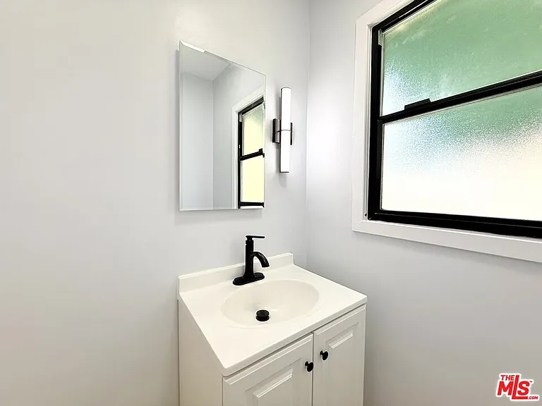 6132 Whitsett Ave — Photo 29