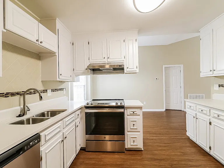 504 Heathwick Dr — Photo 6