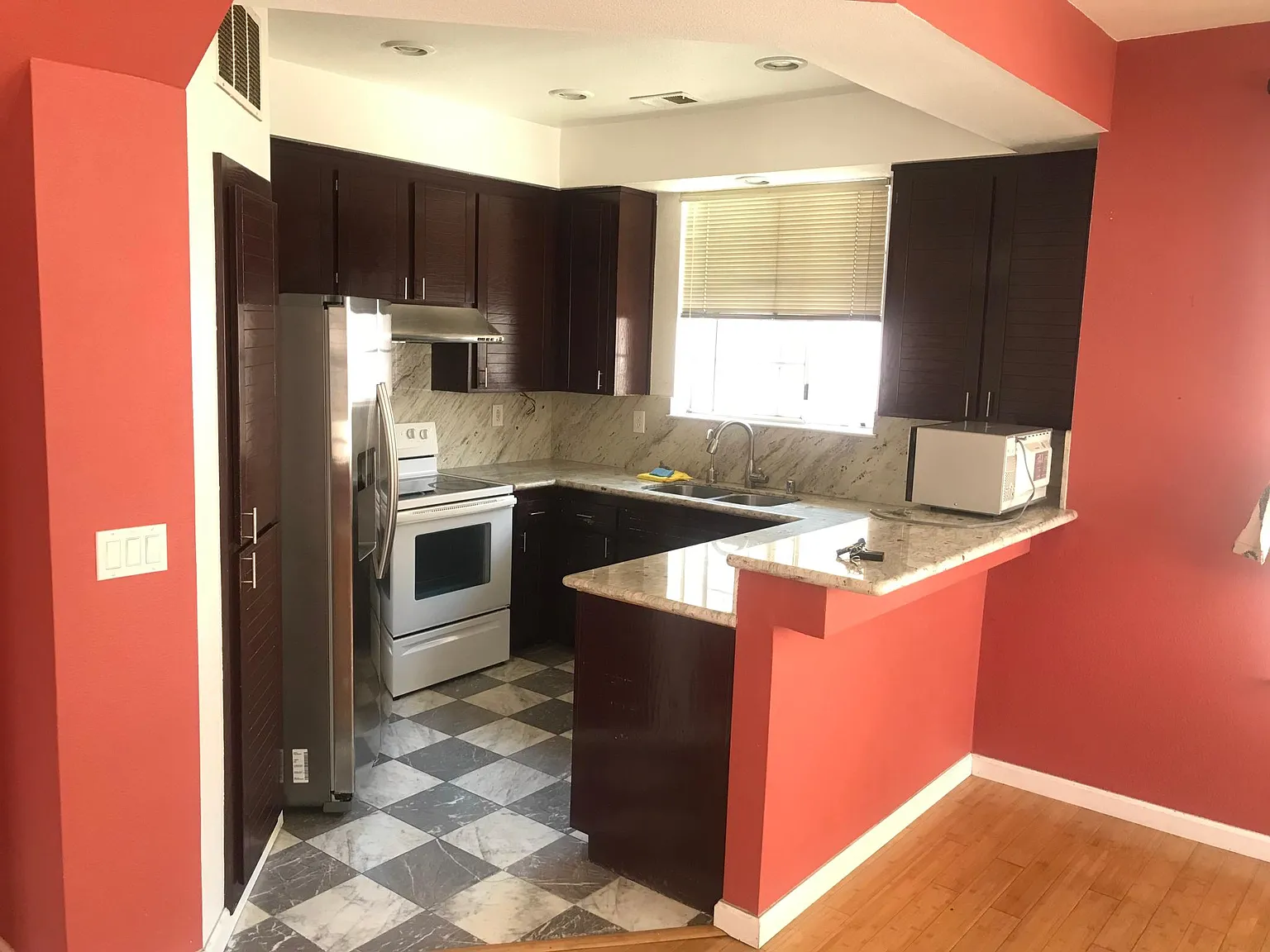 3 bed, 2.5 bath, 1375 sqft, $4,080 — Photo 4