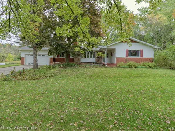 9536 Spencer Rd, South Lyon, MI 48178