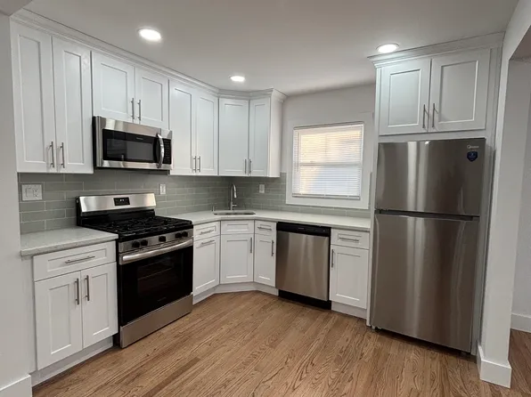 (undisclosed Address), Lindenhurst, NY 11757