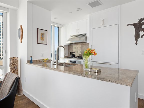 4th image of 400 Stuart St #17B