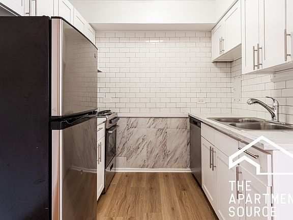 5th image of 441 W Barry Ave APT 525