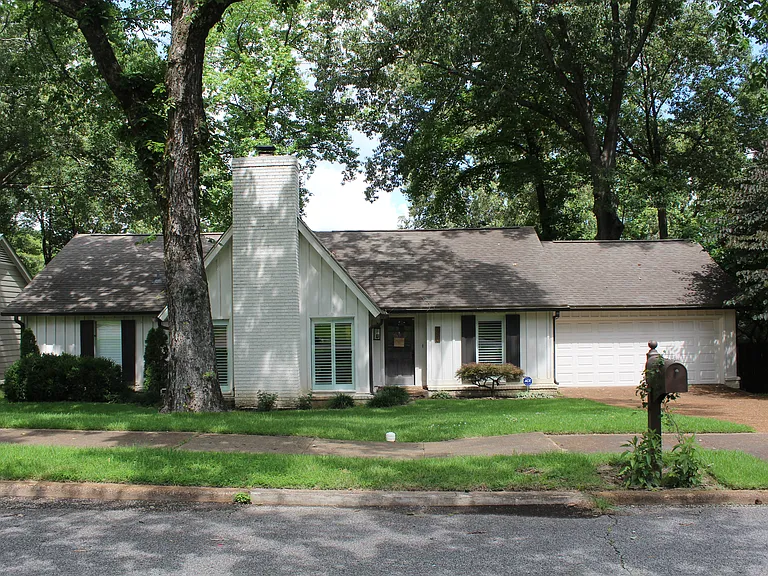 250 Amanda St — Photo 1