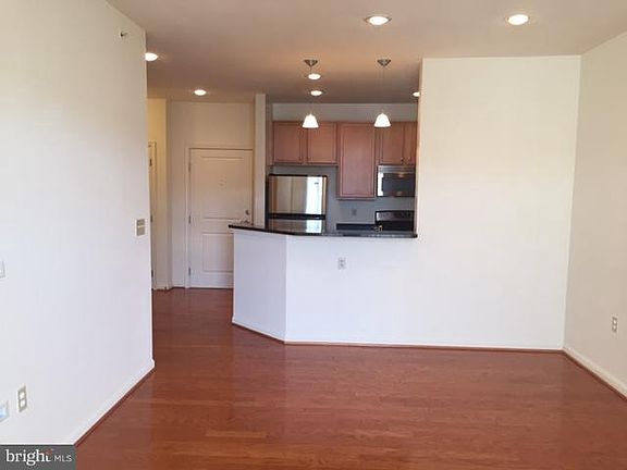 4th image of 2655 Prosperity Ave APT 450