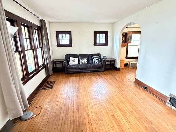 5th image of 151 Kedzie St