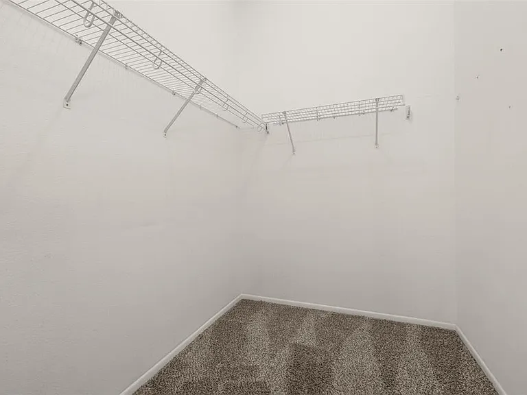551 Castlemain Cir — Photo 34