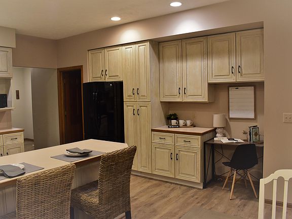 4th image of 6040 Meadowlark Dr NE