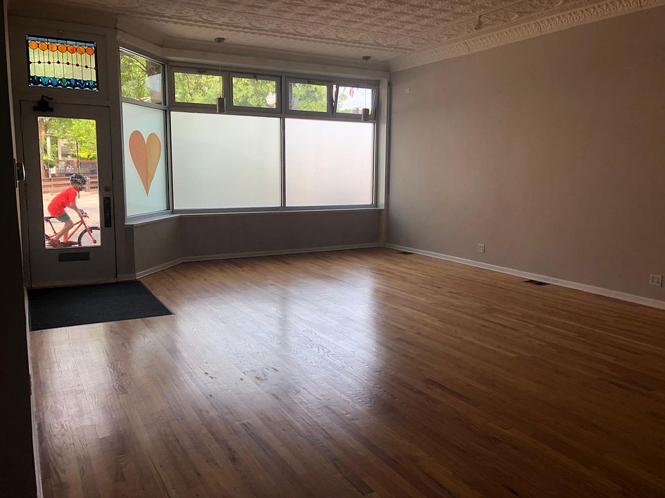 1st image of 4330 N Lincoln Ave #1