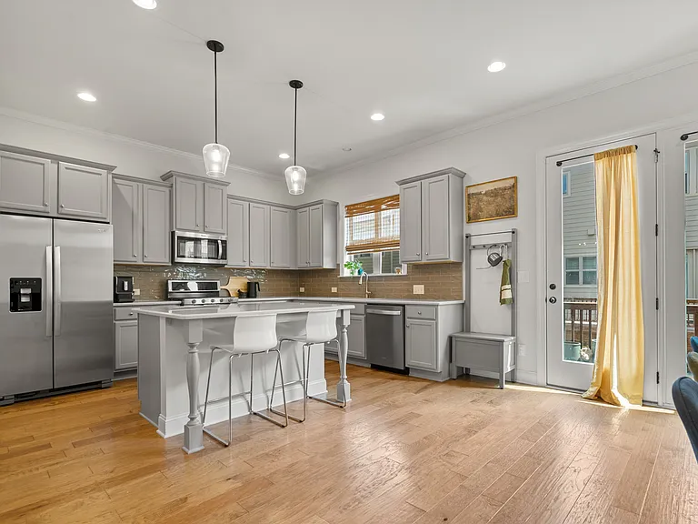 613 Harrington Hls — Photo 3