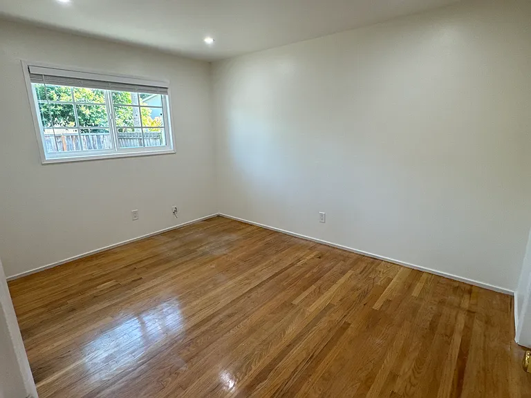 896-898 San Juan Dr — Photo 5