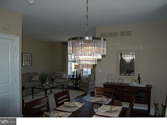 5th image of 517 Wheelmen St