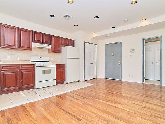 4th image of 1627 Park Ave #4
