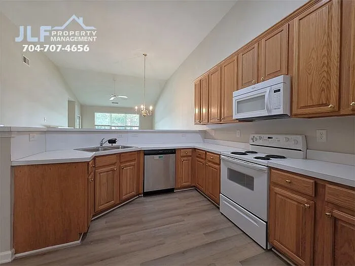 3 bed, 3.0 bath, 1853 sqft, $2,145 — Photo 4